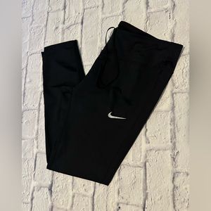 Like New Women’s Nike Dri-Fit capris / crop pants